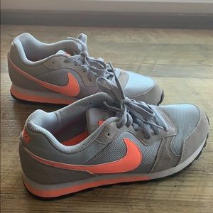 Lightly used nike women’s tennis shoes - size 8.5